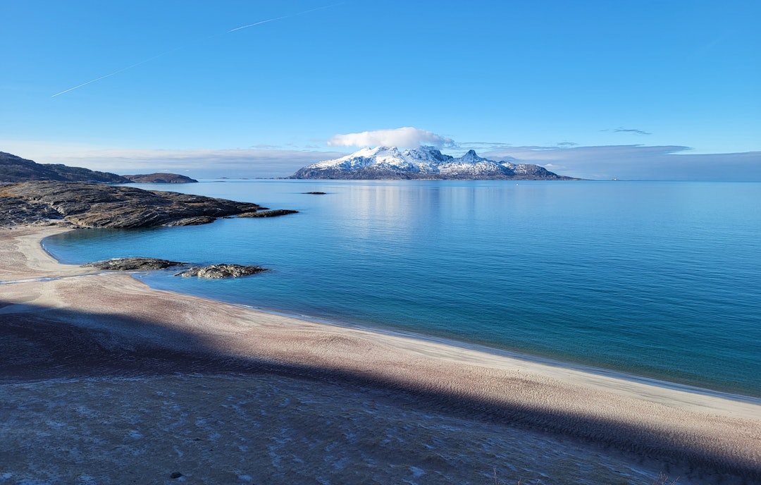 VAKKERT: Fra den røde og hvite sandstranda på Mjelle er det nydelig utsikt mot øya Landegode. Foto Jon Olav Larsen mjelle strand bodø