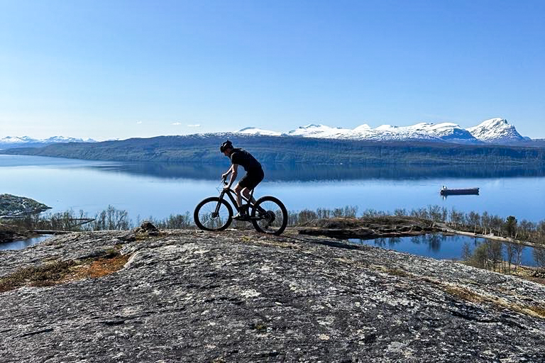 VAKRE OMGIVELSER: Det storslåtte landskapet rundt gjør sykkelturen enda bedre. Foto: Markus D. Holmer