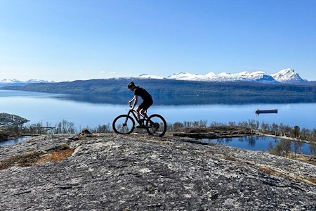 VAKRE OMGIVELSER: Det storslåtte landskapet rundt gjør sykkelturen enda bedre. Foto: Markus D. Holmer VAKRE OMGIVELSER: Det storslåtte landskapet rundt gjør sykkelturen enda bedre. Foto: Markus D. Holmer