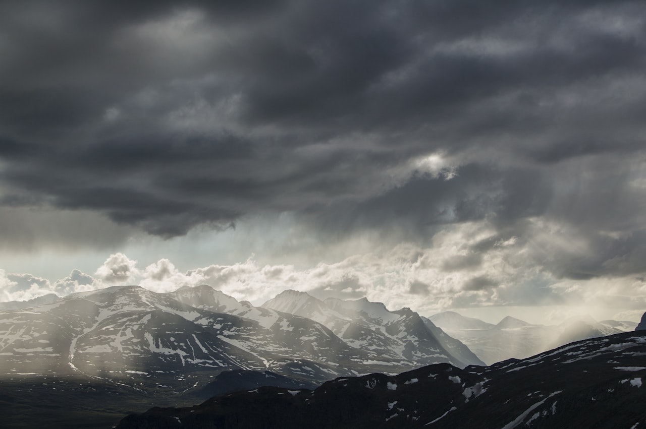 VÆROMSLAG: Været kan skifte fort i fjellet, men det er ikke usannsynlig å forutse, mener kronikkforfatter Henrik Espedal. Bildet er fra Sarek. Foto: Kai Jensen / NTB sarek væromslag