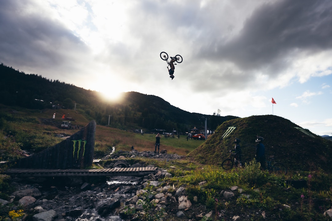 BACKFLIP: Grunde Kvålseth i svev. Foto: Gisle Johnsen BACKFLIP: Grunde Kvålseth i svev. Foto: Gisle Johnsen