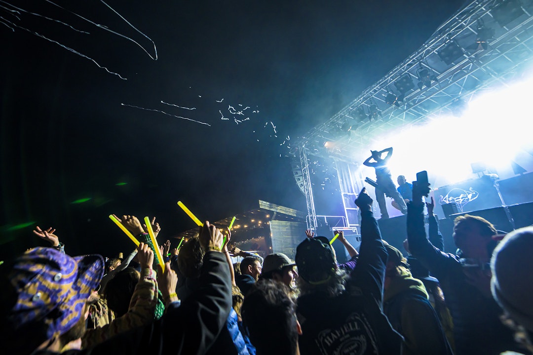 KONSERT: – Det var vanskelig for mange å holde igjen på festen når Klovnene byr opp til dans! Foto: Vegard Breie KONSERT: – Det var vanskelig for mange å holde igjen på festen når Klovnene byr opp til dans! Foto: Vegard Breie