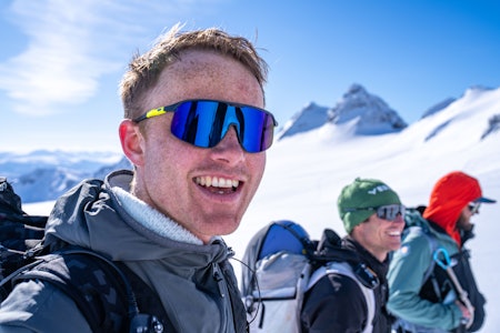 Nikolai Schirmer er blitt medeier i en app som legge til rette for at friluftsfolk finner turpartner. Foto: Vegard Aasen Nikolai Schirmer smiler i fjellet med blå himmel bak seg