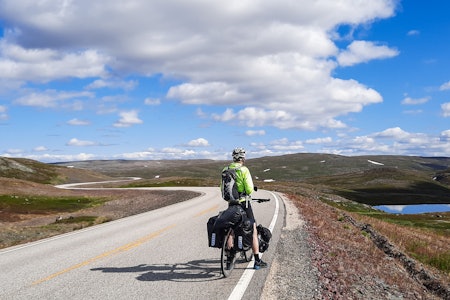 IFJORDFJELLET: 35 kilometer langt, og på fjellplatået slynger veien seg i slake kurver i ett med terrenget. Foto: Anne Østbø Brevik IFJORDFJELLET: 35 kilometer langt, og på fjellplatået slynger veien seg i slake kurver i ett med terrenget. Foto: Anne Østbø Brevik