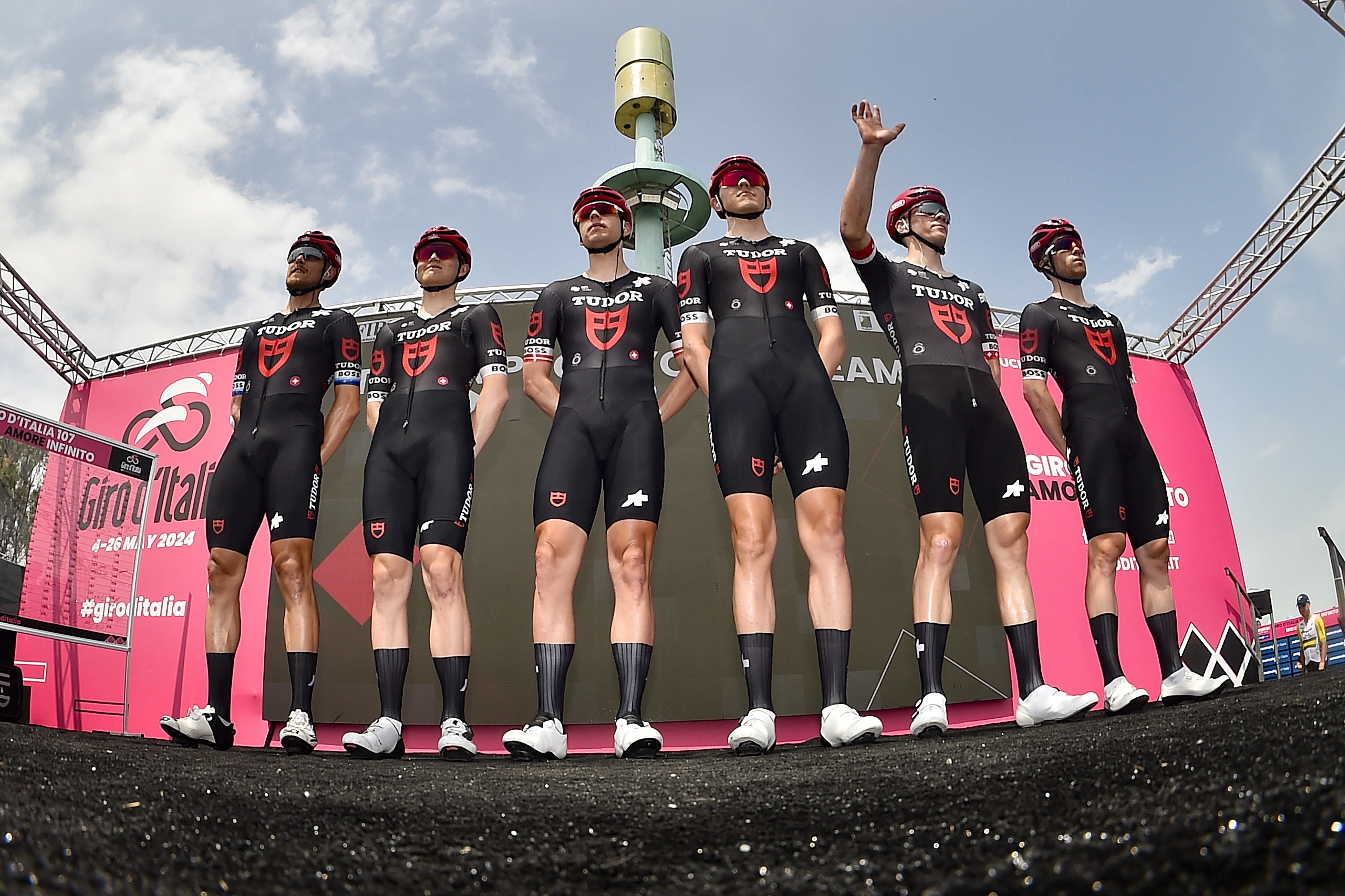 DEBUT I ROSA: I år var første gang Tudor Pro Cycling slapp igjennom nåløyet for å sykle Giro d'Italia. Med signeringen av Julian Alaphilippe tror flere nå at Tour de France vil få økt fokus neste sesong. FOTO: Cor Vos