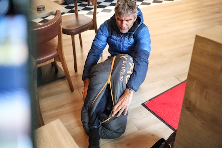 NORSK INNOVASJON: Eivind Alstad viser frem produktet han har utviklet selv, Halfbag of Norway. Foto: Knut Andreas Lone NORSK INNOVASJON: Eivind Alstad viser frem produktet han har utviklet selv, Halfbag of Norway. Foto: Knut Andreas Lone