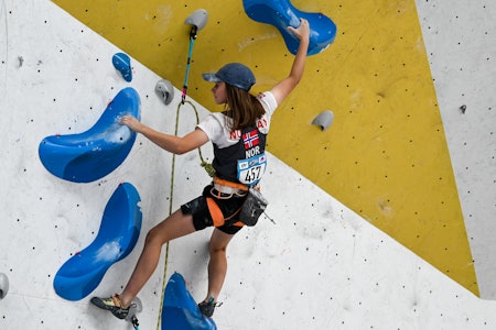 IMPONERTE: Emmelie Conders nummer 11 i verden i klassen U18. Foto: Richard Aspland/IFSC jente med caps som klatrer
