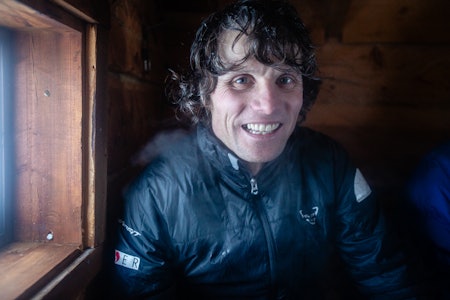 FJELLET DER DET STARTET: Ola Hovdenak i en hytte på vei opp til Skåla - det første fjellet i samlingen til den rutinerte fjellmannen fra Nesja. Foto: Christian Nerdrum FJELLET DER DET STARTET: Ola Hovdenak i en hytte på vei opp til Skåla - det første fjellet i samlingen til den rutinerte fjellmannen fra Nesja. Foto: Christian Nerdrum