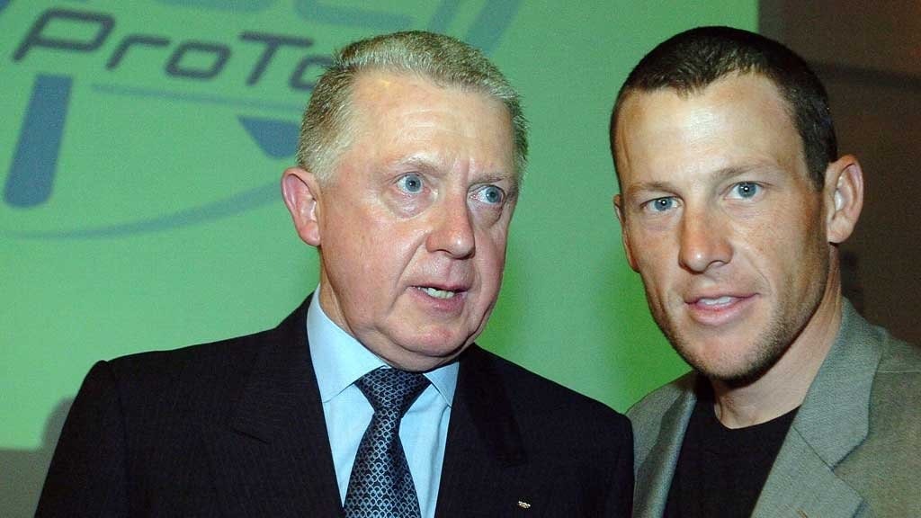 DEKKMANN: Hein Verbruggen (t.v) dekket over det meste. Armstrongs tilståelse mener han var en løgn «for å tjene penger, han elsker penger». Foto: Cor Vos. DEKKMANN: Hein Verbruggen (t.v) dekket over det meste. Armstrongs tilståelse mener han var en løgn «for å tjene penger, han elsker penger». Foto: Cor Vos.