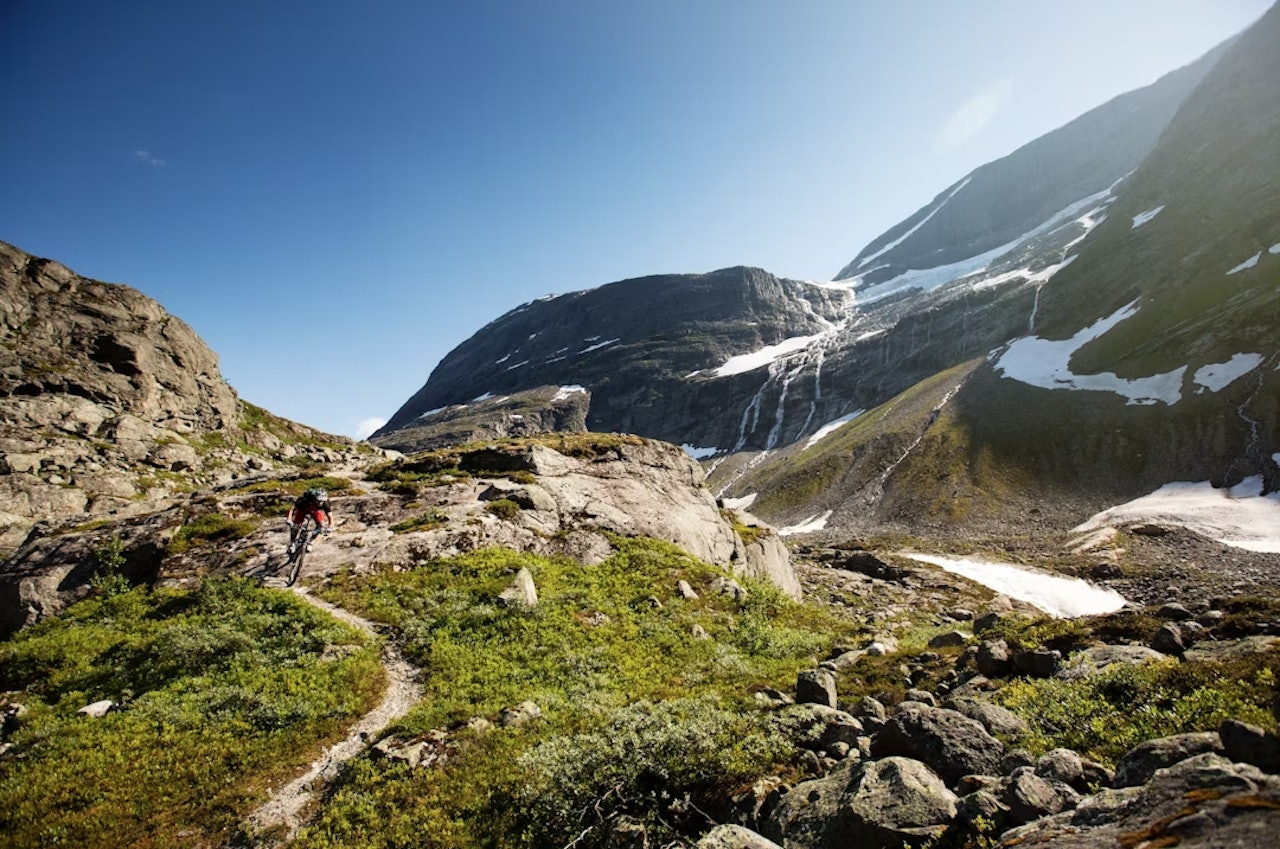 BRESKUE: Innerst i Erdalen møter du etterhvert Erdalsbreen, hvor du kan skue utover dramatisk landskap. Ved foten av breen er et greit vendepunkt. Sigleif M. Ravnestad tar fatt på første del nedover dalen igjen. Foto. Kristoffer Kippernes BRESKUE: Innerst i Erdalen møter du etterhvert Erdalsbreen, hvor du kan skue utover dramatisk landskap. Ved foten av breen er et greit vendepunkt. Sigleif M. Ravnestad tar fatt på første del nedover dalen igjen. Foto. Kristoffer Kippernes
