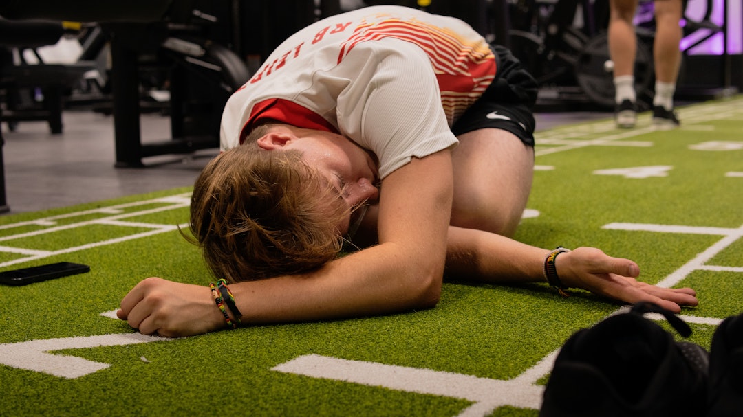 WET NOODLE: Ja, det er det han kaller denne tøyeøvelsen som han gjør hver dag for å bli en mykere utgave av seg selv. Foto: Fredrik Ouren Jostad William Bostadløkken tøyer