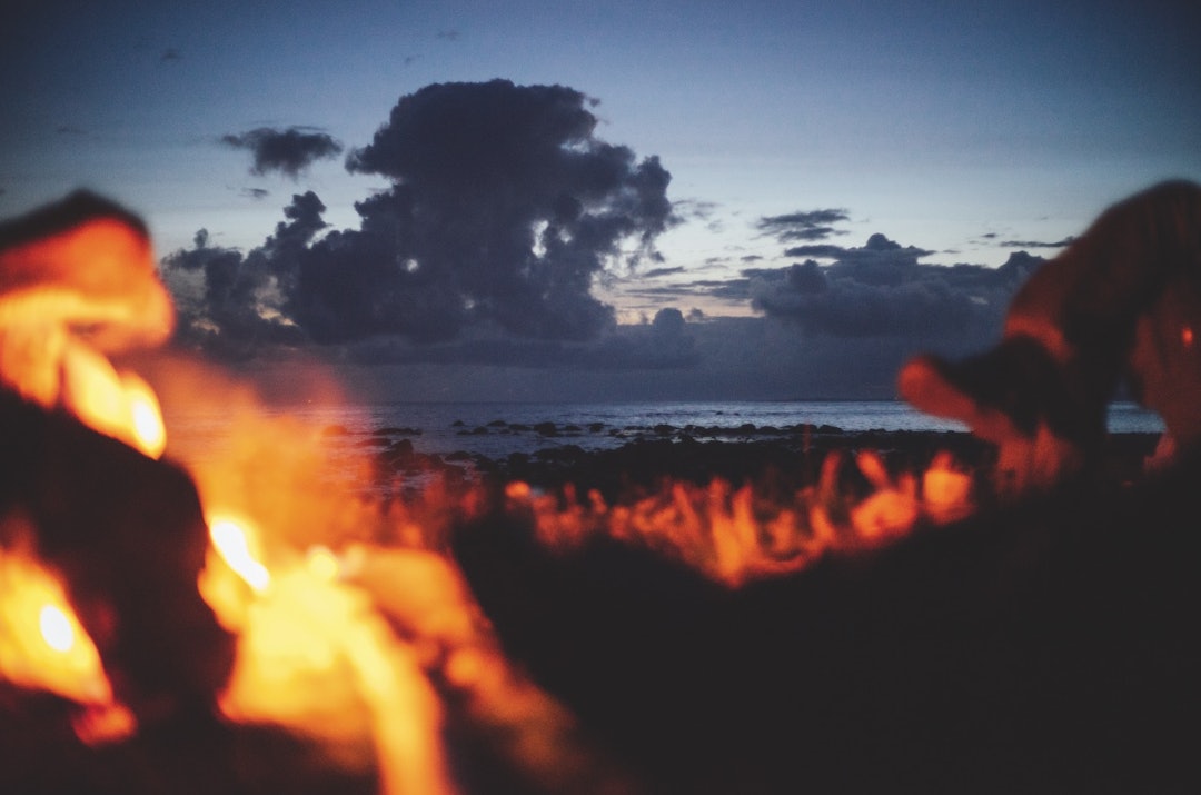 FYR OG FLAMME: På Jæren hadde vi turens siste bål-middag. En fantastisk kjøttkakegryte til en minneverdig solnedgang. bål på jæren
