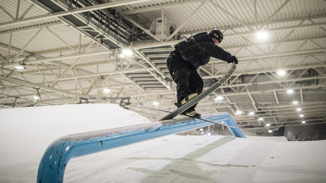 NOSESLIDE: William Bostadløkken kjører mye i skihallen på Lørenskog, selv om han ikke lenger går på skole noen få skritt unna. Foto: Fredrik Ouren Jostad William Bostadløkken tar noseslide på SNØ