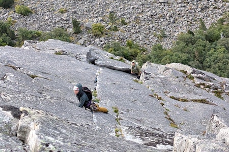 EGGLEDER: Erlend Wassdahl Meirik er først i tauet på det nydelige 20-metersrisset. Foto: Trygve Sande klatrer høyt over bakken
