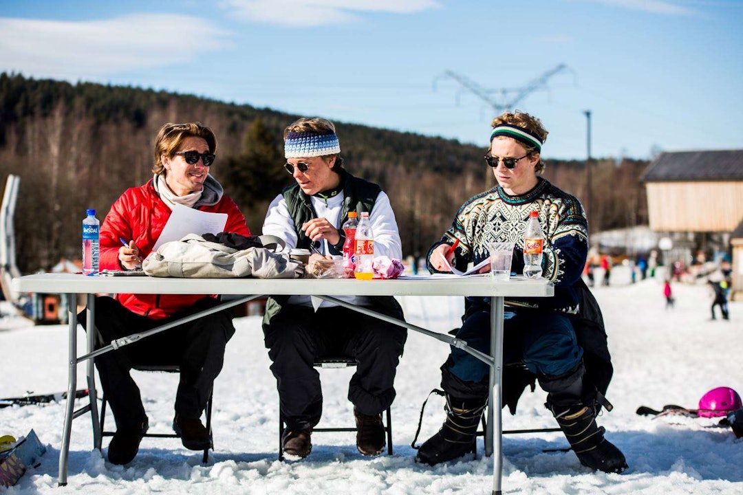 HAR TROEN: Simen Eie (i midten) har også vært trener for Bostadløkken i to år på rekruttlandslaget. Her som dommer i Wyller for flere år siden. Foto: Freeskilandslaget Simen Eie som trener i Wyller for flere år siden