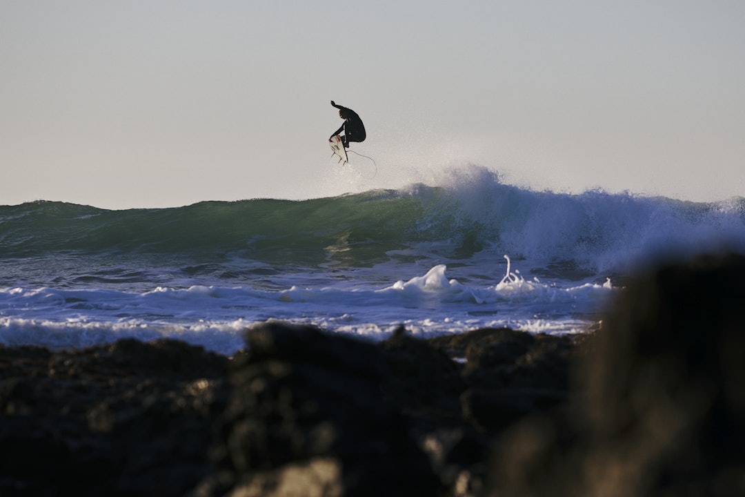 J-BAY: Caity Simmers frisurfer i Jeffreys Bay, Sør-Afrika. Foto: Tyrone Bradley / Red Bull Content Pool J-BAY: Caity Simmers frisurfer i Jeffreys Bay, Sør-Afrika. Foto: Tyrone Bradley / Red Bull Content Pool