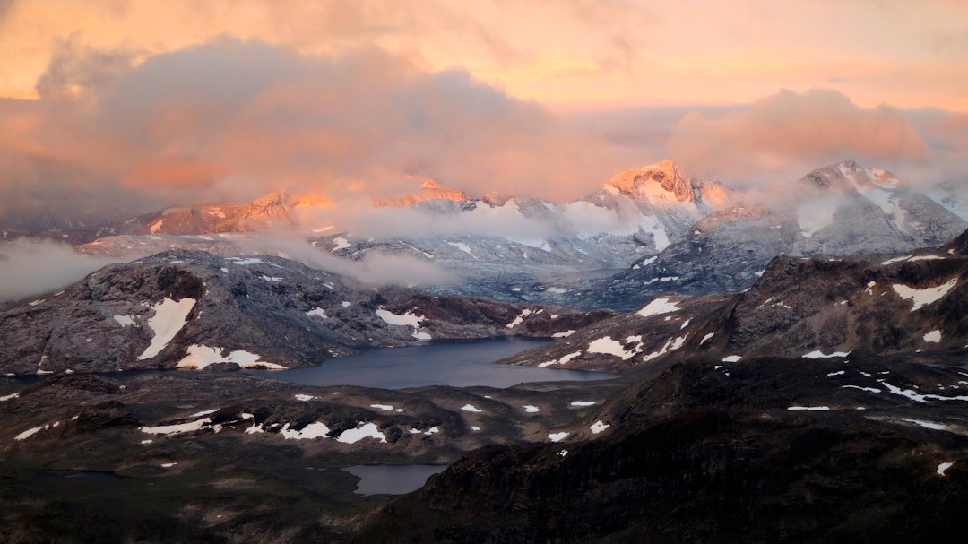 ALENE MED UTSIKTEN: Soloppgang over Surtningssue. Turens høyeste punkt er nådd, og vi er til og med alene på toppen av Galdhøpiggen. Foto: Ivar Marthinusen soloppgang-surtningssue.