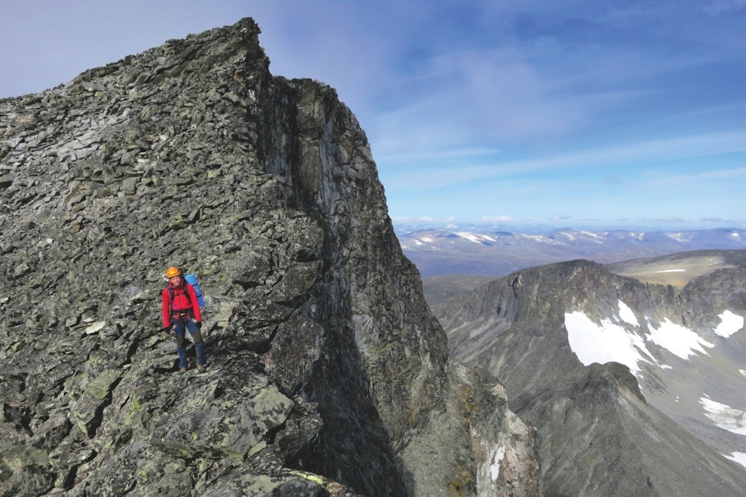 TØFF NEDFART: Fra Styggedalsryggen er det langt til bresvelgene under. Foto: Ivar Marthinusen ned fra styggedalsryggen i jotunheimen