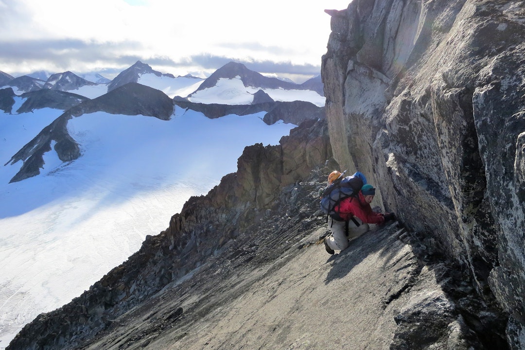 MEMURUTINDANE: Litt luftig er en underdrivelse. Ryggen minner mer om et ustabilt og rustent sagblad enn en knivsegg. Foto: Ivar Marthinusen memurutindane jotunheimen