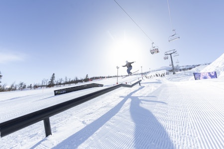 Trysil. Foto: Skistar skikjører trikser på rail under skiheis
