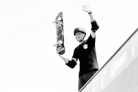 THE HAWK: Terje kjenner Tony Hawk fra tiden da de konkurrerte mot hverandre i Swatch Wave Loch Tour - en kunstig surfebølge som samlet et knippe av verdens ledende brettutøvere. Foto: Richard Shotwell/Ap THE HAWK: Terje kjenner Tony Hawk fra tiden da de konkurrerte mot hverandre i Swatch Wave Loch Tour - en kunstig surfebølge som samlet et knippe av verdens ledende brettutøvere. Foto: Richard Shotwell/Ap
