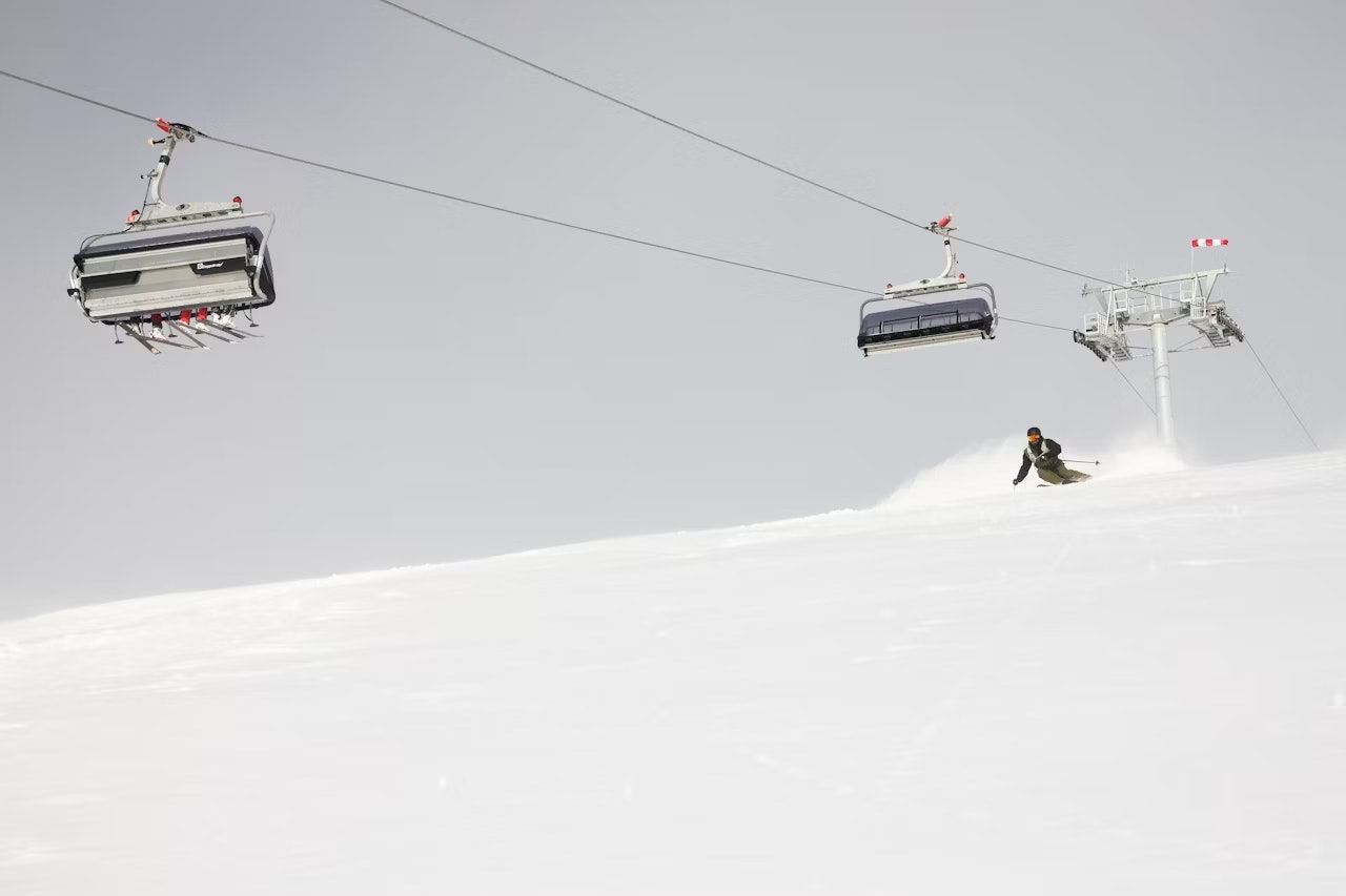 DENNE HEISEN FÅR NYE EIERE: Lars Wenaas har solgt Oppdal skisenter til Alpinco. Arkivfoto: Tore Meirik mann som kjører ski under stolheis