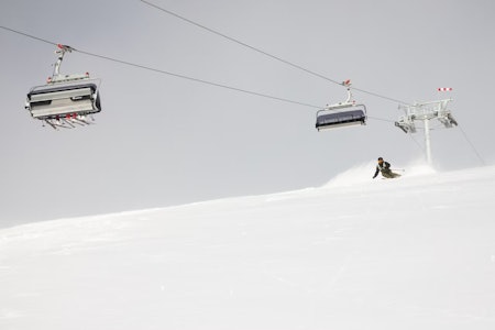 DENNE HEISEN FÅR NYE EIERE: Lars Wenaas har solgt Oppdal skisenter til Alpinco. Arkivfoto: Tore Meirik mann som kjører ski under stolheis