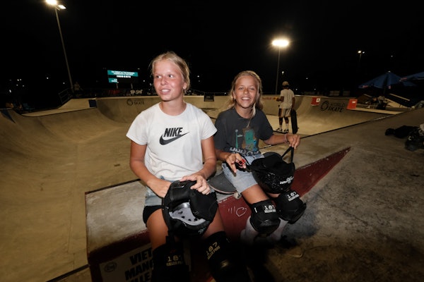SKATE-STJERNE: Heili Sirvio (13) er Skandinavias råeste skatejente for tiden. Den finske, olympiske komité har fått litt å tenke på etter at Heili beviste at hun er en av de beste skaterne i verden. Her sammen med lillesøster Miila, også hun ivrig skater.Foto: Fredrik Sirvio heili sirvio