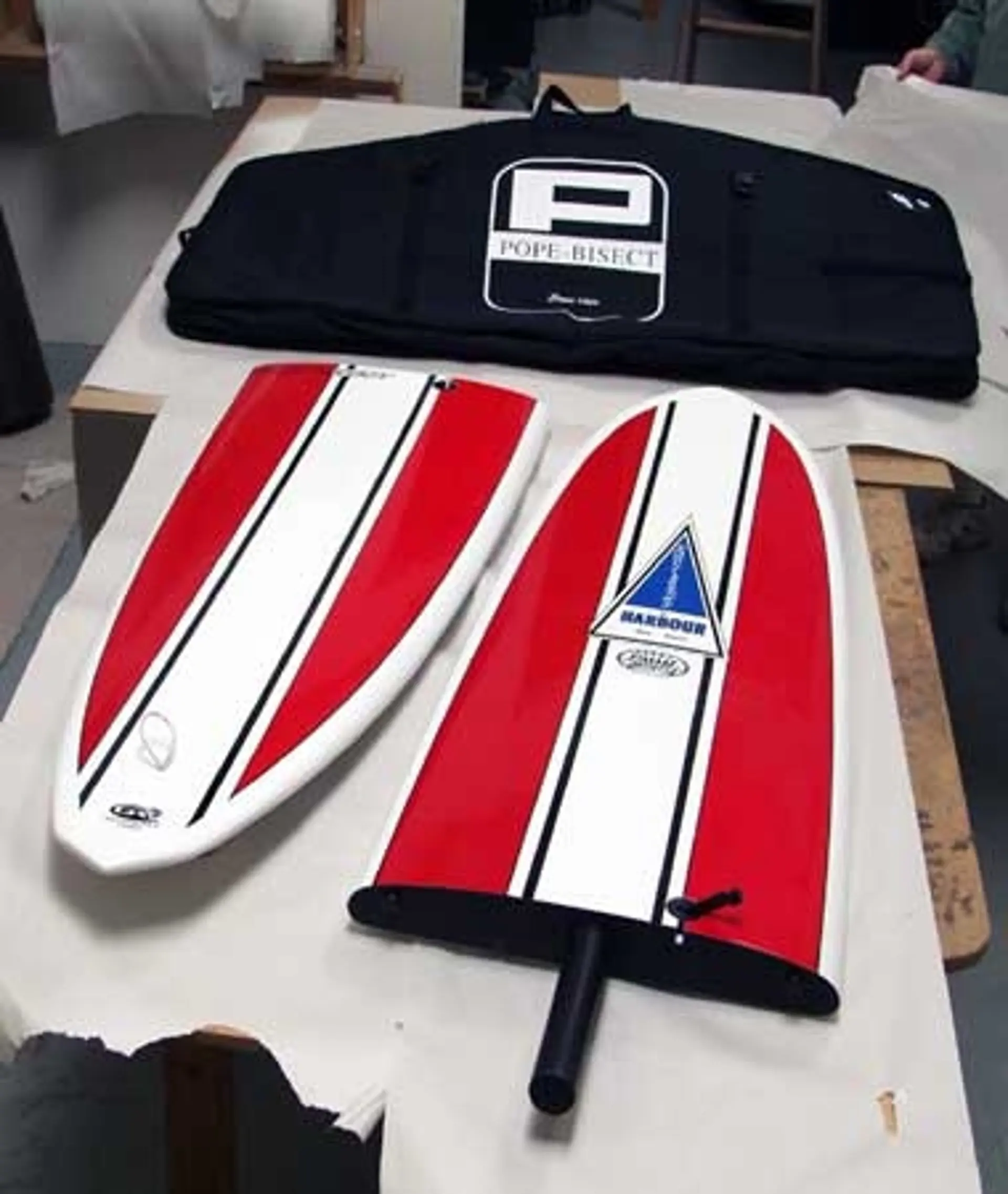 TODELT: Løsningen for surfere som nekter å kvitte seg med cabrioleten: Pope Bisect. Samme hvor håpløst brettet fungerer, du får jo brettet inni bilen!