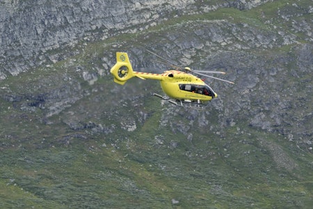 HENTET: Begge jegerne ble hentet ut fra fjellet av luftambulansen. Den skadde jegeren ble flydd til St. Olavs Hospital for behandling. Ill. foto: Christer Rognerud HENTET: Begge jegerne ble hentet ut fra fjellet av luftambulansen. Den skadde jegeren ble flydd til St. Olavs Hospital for behandling. Ill. foto: Christer Rognerud