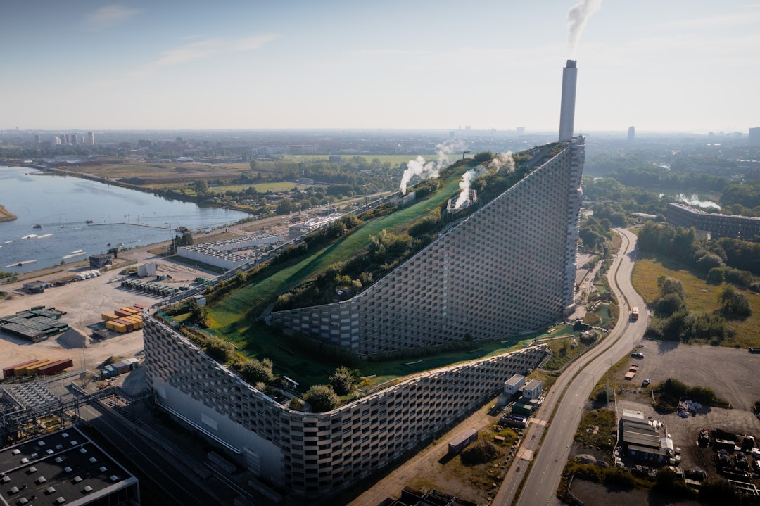 MANGEL PÅ FJELL: Danmark er kjent for sitt flate landskap, så det er ganske ironisk at skikjøring i landet eksisterer. Det høyeste naturlige punktet i Danmark, Møllehøj, er bare 170 meter høyt. Fortsatt høyere enn Copenhill. Foto: Sigurd Ekeli Grimsby MANGEL PÅ FJELL: Danmark er kjent for sitt flate landskap, så det er ganske ironisk at skikjøring i landet eksisterer. Det høyeste naturlige punktet i Danmark, Møllehøj, er bare 170 meter høyt. Fortsatt høyere enn Copenhill. Foto: Sigurd Ekeli Grimsby