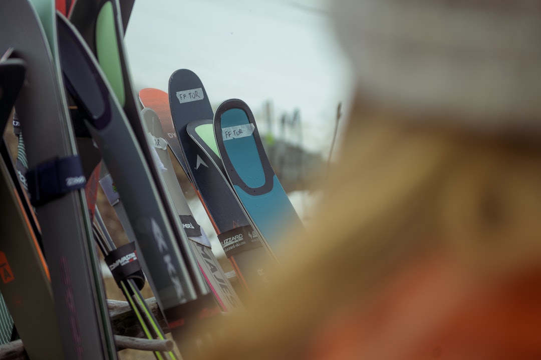 STOR KATEGORI: 12 nye skitester er publisert i vår test av sesongens nye ski i klassen for lette og allsidige toppturski. Foto: Vegard Breie skitupper og rødt hår i forgrunnen