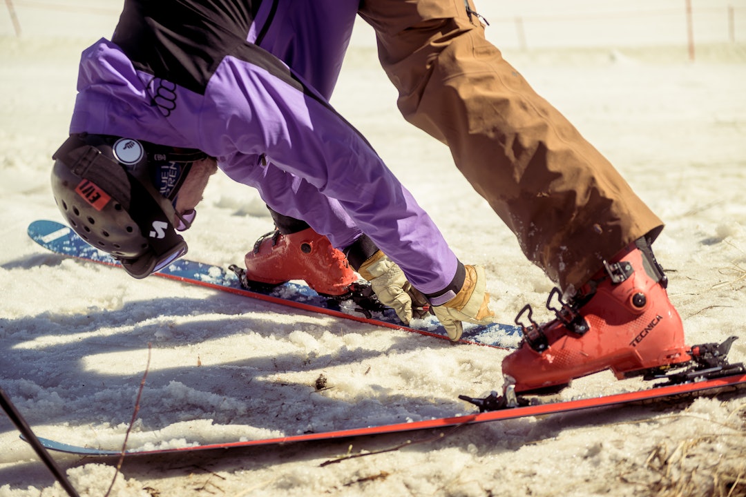 MYK OG ERFAREN: Skitester, skibygger og tindevegleder Pål Røsrud har så mye peiling at han klarer å justere bindingene uten å ta av skiene! Foto: Vegard Breie mann som bøyer seg ned for å justere ski