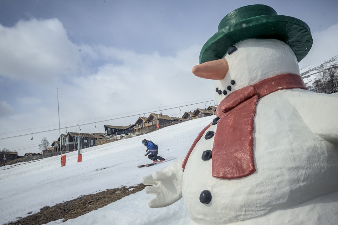 GØNNER PÅ: Henning Skjetne tester Dynastar M-tour like ved en snømann med grønn hatt i Oppdal skisenter. Foto: Vegard Breie skikjøring og en snømann med grønn hatt