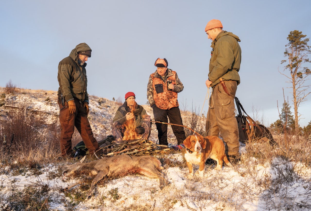 TO RÅDYR: Etter en fantastisk start på jaktdagen med to rådyrfall, kunne jaktlaget i Inderøy nyte lunsjen og bålkaffen med god samvittighet. TO RÅDYR: Etter en fantastisk start på jaktdagen med to rådyrfall, kunne jaktlaget i Inderøy nyte lunsjen og bålkaffen med god samvittighet.