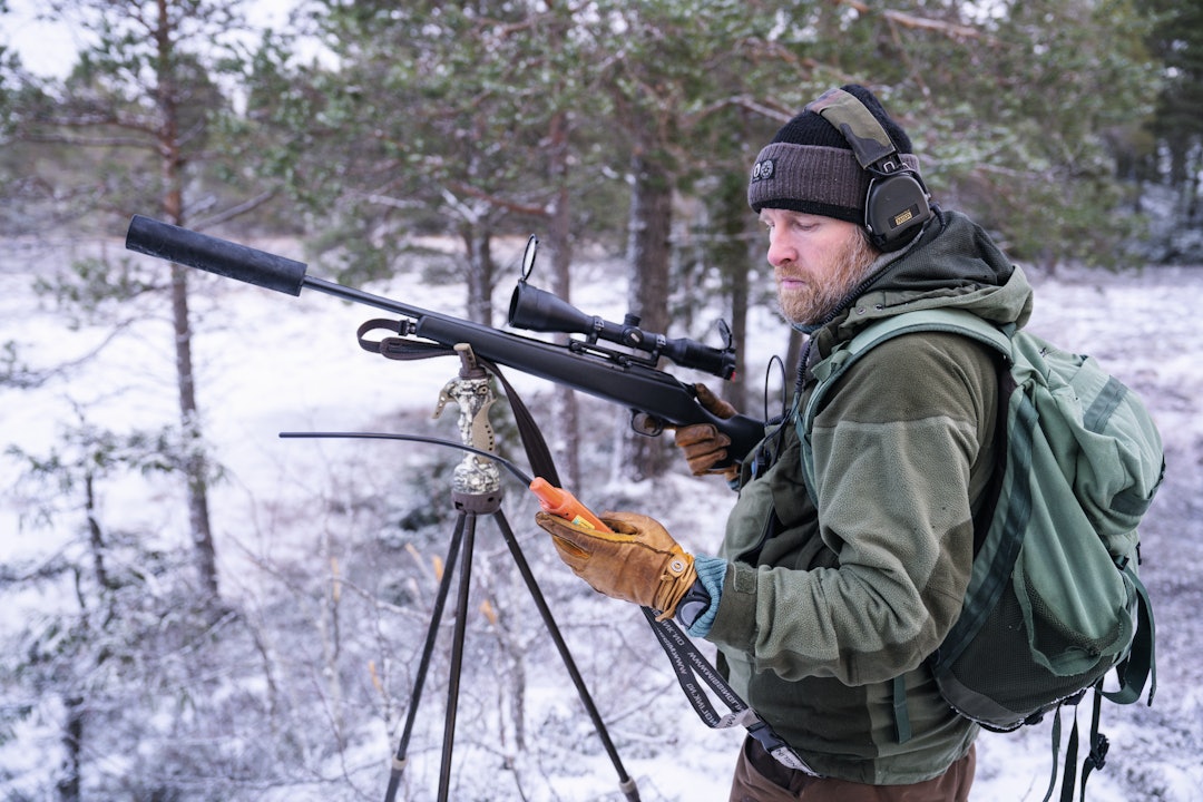 PÅ POST: Karl Henrik står klar på post med rifla klar på skytestokken. Han følger nøye med på losen, som nærmer seg posten hans. PÅ POST: Karl Henrik står klar på post med rifla klar på skytestokken. Han følger nøye med på losen, som nærmer seg posten hans.