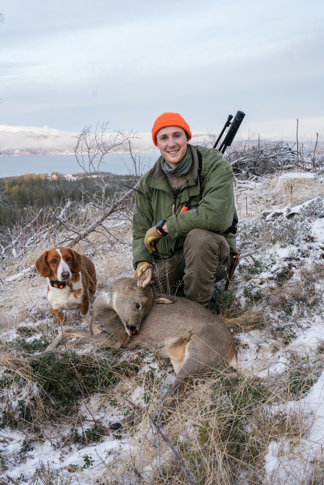 FORNØYD JEGER: Ulrik, sønnen til Rune Hedegart, var strålende fornøyd da han felte ei rådyrgeit før lunsjpausen. FORNØYD JEGER: Ulrik, sønnen til Rune Hedegart, var strålende fornøyd da han felte ei rådyrgeit før lunsjpausen.