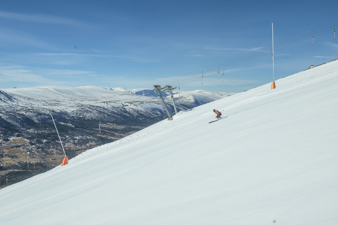 LØYPE! Ida Gunleiksrud tester allmountainski på fine forhold i Vangsliua i Oppdal skisenter. Foto: vegard Breie DAME SOM KJØRER FINE SVINGER PÅ SKI MED FJELL i bakgrunnen