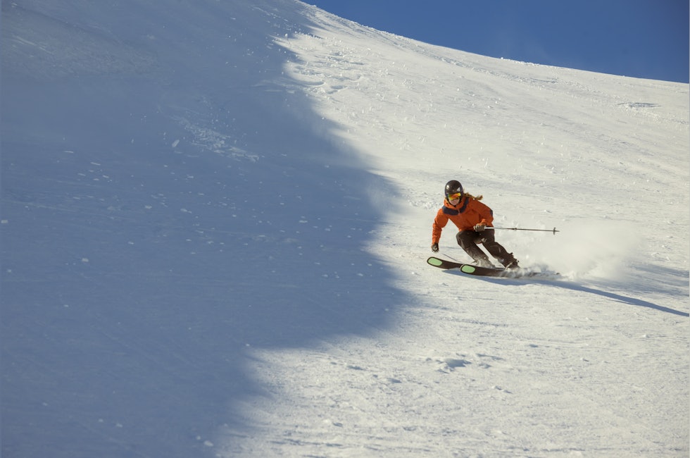 jente som kjører ski