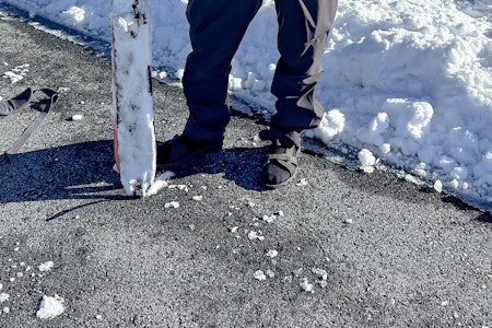 LØSNINGSORIENTERT: På tross av at støvlene sto igjen hjemme, ble det skitur på Sigurd Felde på Sognefjellet 26. september. Foto: Kjetil Isaksen LØSNINGSORIENTERT: På tross av at støvlene sto igjen hjemme, ble det skitur på Sigurd Felde på Sognefjellet 26. september. Foto: Kjetil Isaksen
