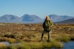 FJELLJEGER: Mellom fjell og myr kan det bli mange tunge mil i søken etter storbukken på Tone Svanhild Aasbø-Skinderhaug. FJELLJEGER: Mellom fjell og myr kan det bli mange tunge mil i søken etter storbukken på Tone Svanhild Aasbø-Skinderhaug.