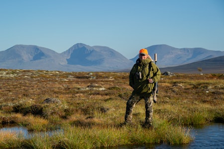 FJELLJEGER: Mellom fjell og myr kan det bli mange tunge mil i søken etter storbukken på  Tone Svanhild Aasbø-Skinderhaug. FJELLJEGER: Mellom fjell og myr kan det bli mange tunge mil i søken etter storbukken på  Tone Svanhild Aasbø-Skinderhaug.
