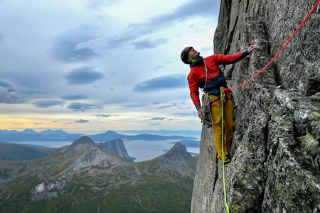 FØRSTEBESTIGNING OG STORFINT BESØK: Den skotske råskallen Dave Macleoud besøkte Norge i sommer og klatret ny rute på Stetinden. Foto: Calum Muskett klatrer i stor vegg med hav og fjell bak