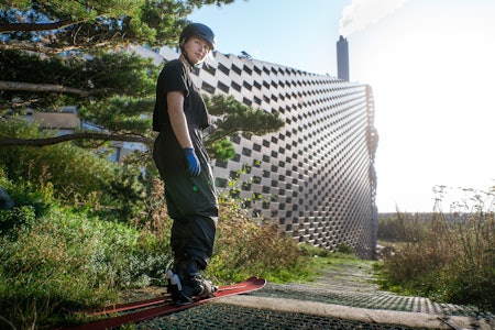 Ellen Damsgaard viser at skikjøring også kan læres på plast. Foto: Sigurd Ekeli Grimsby Ellen Damsgaard viser at skikjøring også kan læres på plast. Foto: Sigurd Ekeli Grimsby