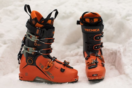 NY MODELL: Nye Tecnica Zero G Tour Pro har langt flere endringer enn bare fargen. Foto: Tore Meirik oransje skisko