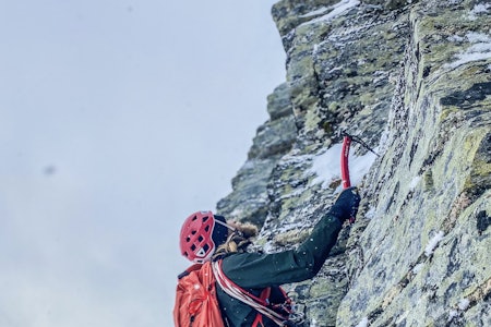 Kjetil Grimsæth på fjerde taulengde. Foto: Marius Grimsæth mann klatrer med isøks, masse stæsj i selen, miksterreng av is og stein, sekk på ryggen