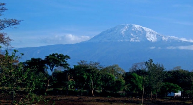 MÅLET I DET FJERNE: Kilimanjaro sett fra hotellrommet i Moshi. Kilimanjaro