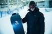 HAAKONZEN: Terje Haakonsen med det nye brettet fra Zen Snowboards. Foto: Christian Nerdrum Snowboarder Terje Haakonsen innendørs på SNØ i Lørenskog
