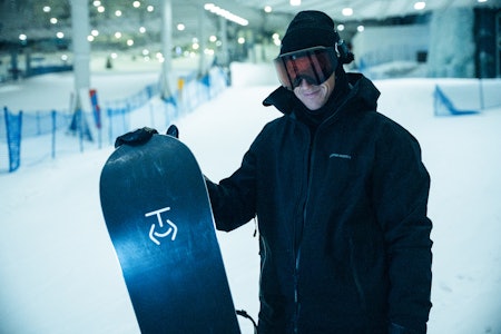 HAAKONZEN: Terje Haakonsen med det nye brettet fra Zen Snowboards. Foto: Christian Nerdrum Snowboarder Terje Haakonsen innendørs på SNØ i Lørenskog