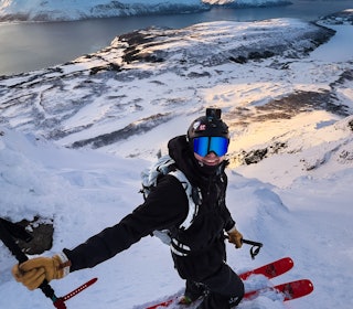 NY SPONS: Norges - og kanskje verdens - mest proffe skiproff, Nikolai Schirmer fra Tromsø, har fått ny skistøvelsponsor. I denne artikkelen forteller han om den litt knotete prosessen det var å finne topptursko som funka for han. Foto: Lisen Strøm blid skikjører i spektakulære fjell
